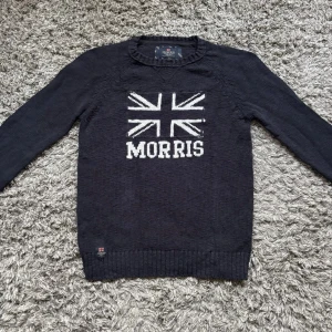 Morris stickad tröja - Säljer denna riktigt feta Morris tröja i strl S Skick 9/10 Hör gärna av er vid frågor⭐️