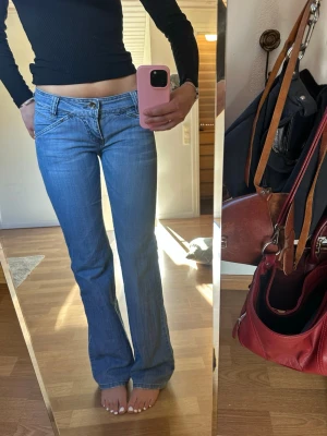 Ljusblå bootcut jeans med låg midja - Säljer ett par ljusblå jeans med bootcut och låg midja. Det står ”size:27 length:34” I Jansen. Skriv vid frågor !❤️