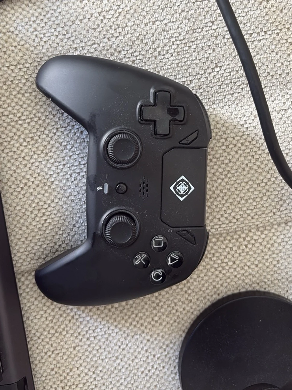 Vit och svart PlayStation-handkontroll - 2