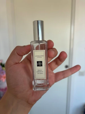 Jo Malone Poppy & Barley Cologne - Elegant parfym från Jo Malone i doften Poppy & Barley. Perfekt för dig som gillar fräscha och blommiga dofter. 850 kr i kicks, 400 hos mig