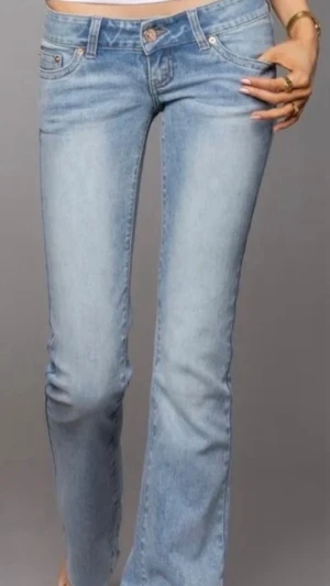 Ljusblå bootcut/flare G Rice jeans  - Säljer ett par ljusblå bootcut/flare jeans med låg midja från G Rice. Jeans är använd en gång men är i jätte bra skick. Dok har jag tagit ner fållen på jeansen för dom var för korta på mig. 