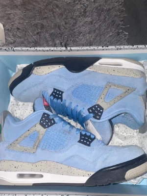 Jordan 4 blue university blue - Jordan 4 blue university blue storlek 44.. Skolåda och alla tillbehör medföljer 