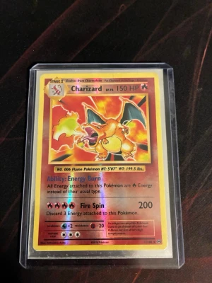 Charizard Pokémonkort - Säljer min Charizard från 2016 (Holo) Ett gammalt kort som inte är i det bästa skicket. Kortet förvaras i en vanlig sleeve och en hård plast sleeve. Perfekta kortet för chaizard älskare.