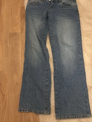Blåa raka jeans med låg midja från Gina Tricot - Ett par klassiska blå jeans med rak passform och låg midja. Jeansen är från Gina Tricot💙🩵skriv gärna för fler bilder eller frågor <3