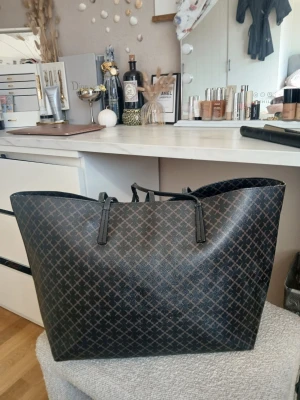 By Malene Birger  - Använd,  men är i bra skick,  förutom handtag som började splittra sig. 55 x 34 cm