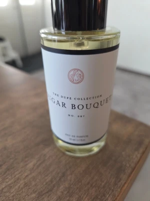 Curiosa Sugar Bouquet  - Endast testad. Doften heter Sugar Bouquet och ger ett elegant intryck, perfekt för dig som gillar söta och blommiga toner.