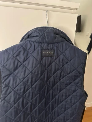 Gant golf väst - Fin golf väst från gant i väldigt fint skick. För liten på mig så måste tyvärr sälja den, uppskattar att dem passar på 175cm och nedåt.