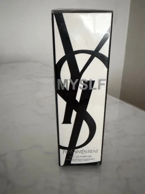 Yves Saint Laurent MYSLF Eau de Parfum - Snygg parfym från Yves Saint Laurent, MYSLF Eau de Parfum. Helt ny men säljer den då jag fick i födelsedagspresent och är inte riktigt den jag hade önskat mig. QR kod finns. Nypris är 1665kr