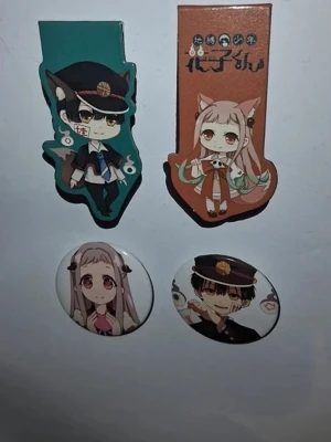 TBHK bundle - En bundle med "Toilet-Bound Hanako-Kun" småsaker. Två små knappar och två magnetiska bokmärken.