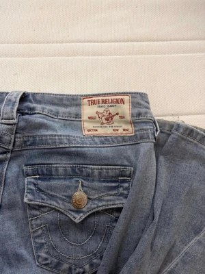 True religion jeans - Ljusblå/blå True religion jeans som är köpta på raglady storlek W25 i modell Joey. I princip inga skavanker bara lite slitet längst nere som går och se på bild🤍