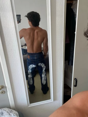 Evisu-jeans  - Säljer nu mina fina Evisu Jeans som är helt fel fria                   Modell :Evisu-daiocock painted logo denim jeans Storlek:  W34 W34  Ytter ben längd:110 Inner ben längd :80cm Midja : 43 cm Lår längd :30 cm Ben öppning : 21 cm Vid flera frågor så skriv gärna till mig 🙂😁☺️