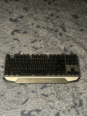 SharkGaming mekaniskt tangentbord - Säljer ett SharkGaming mekaniskt tangentbord med RGB-belysning. Tangentbordet har en robust design i svart och metallfärgat material, med tydliga och upphöjda tangenter. Perfekt för gaming och datoranvändning.