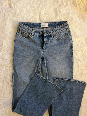 Mid waist bootcut jeans  - Sypersnygga jeans från Abrand, köpta på jeansbolaget, använda en gång men passar inte mig längre nu tyvärr så har därför ingen bild med dom på. Dom var bra i längden på mig som är ca164. 