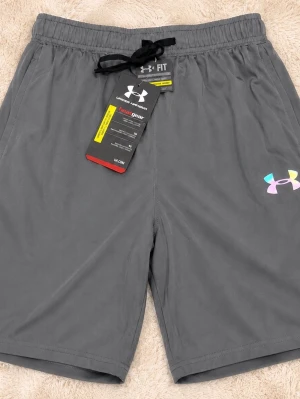 Under Armour träningsset grå - Snygga under armour shorts perfekt för träning. I storlek M men passar S