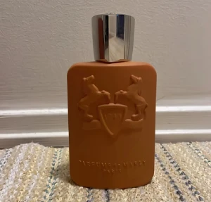 Parfums de Marly Althaïr 125ml - Althaïr från Parfums de Marly Paris, Eau de Parfum, 125 ml. Snygg design och exklusiv känsla – perfekt för dig som vill sticka ut med något unikt och trendigt. Bevis på parfymens äkthet finns 