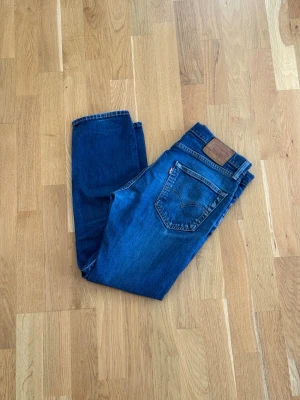 Levis 502 - Säljer ett par riktigt snygga Levi’s 502. Storleken på jeansen är W32, L30. Passar XS/S/M. Perfekta till vardagslooken och passar till det mesta. Säljs för 199kr pga att jag inte får användning av dem och nypris är 700-1000kr!☺️