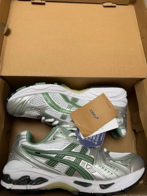 Silvriga och gröna sneakers Asics - Snygga sneakers från Asics i silver och grönt!