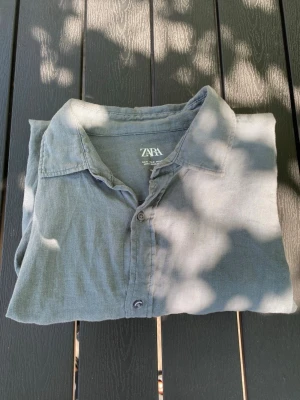 Zara linne skjorta - Säljer en Zara skjorta av 100% linnen. Storlek M i en grå/grön färg.🎨 Passar jätte bra till sommaren och höst/vår. Väldigt luftig och skön, går även att bära den som en overshirt. Hör av dig vid intresse 🤗⚜️
