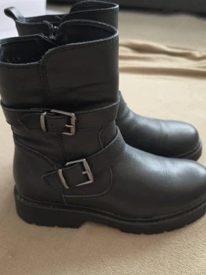 5th Avenue vinterkängor i svart, storlek 36 - De är i fint begagnat skick. De är fodrade och varma – perfekta för höst och vinter. Det finns bara en liten skavank på framsidan. Se bilder. 