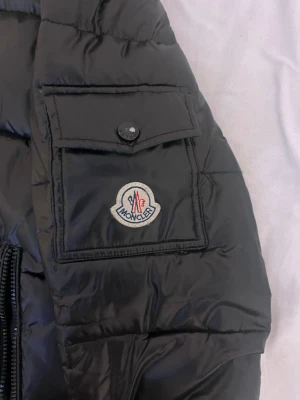 Svart dunjacka från Moncler - Jacka med märket Moncler (ej äkta)                                                 Liten i storlek (står M men den är S)