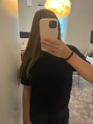 Stickad t-shirt i mörkblå  - Säljer denna superfina mörkblåa stickade t-shirten ifrån Gina Tricot i st 170. Det kan finnas lite noppror på den men de går nog att få bort änkelt med t.ex. rakhyvel eller noppermaskin