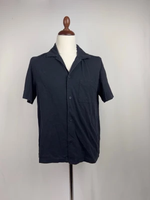 Massimo Dutti Skjorta - 🌸 INFO OM PLAGGET 🌸  ☑️ Märke: Massimo Dutti ☑️ Storlek: Medium ☑️ Färg: Svart ☑️ Skick: ⭐⭐⭐⭐⭐  ✨ Detaljer: ☐ Inga hål ☐ Inga fläckar ☐ Nytvättad ☐ Rökfritt hem ☐ Djurfritt hem  📏 Passform: ☑️ Normal   📦 Skickas snabbt. 💬 Skriv gärna om du vill ha fler bilder eller mått. 🤍 Paketrabatt vid köp av flera annonser. 🌟 Titta gärna på mina andra annonser!