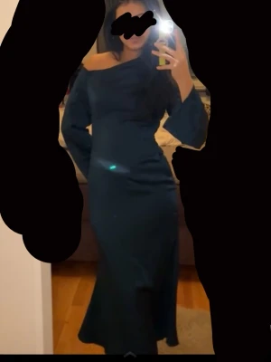 Mörkgrön satin klänning - Säljer en jättefin mörkgrön satin klänning. Aldrig använd, köpte inför min systers förlovning men hade på mig nått annat istället. Jättefin, elegant klänning. Storlek Xs men passar även S