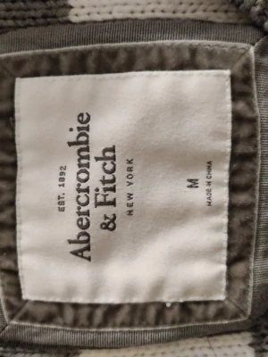  Abercrombie & Fitch tröja - Snygg stickad tröja från Abercrombie & Fitch i storlek M men är ganska kort o liten i storleken.