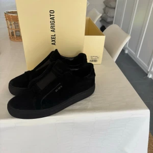 Svarta  Axel Arigato laceless - Hel svarta arigato laceless, säljs inte längre nya. 