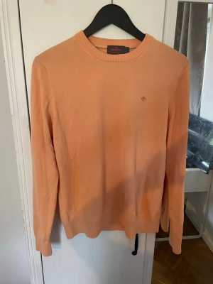 Koral/Persikofärgad rundhalsad tröja - Morris tröja 100% Bomull. Använd 1 gång tvättat 1 gång så nyskick. Passar även S. Köpt för 1799kr ( Nyaste modellen )