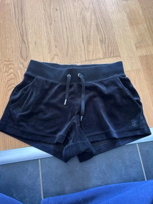 Svarta velourshorts från Juicy Couture  - Säljer mina svarta juicy couture shorts. Nästan aldrig använda. Storlek XS