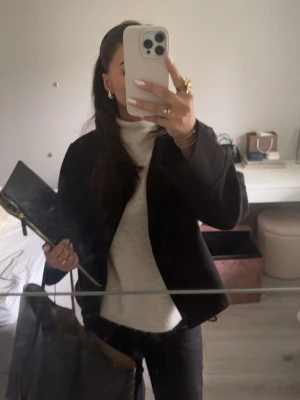 Svart höst kappa från Gina  - Stilren tunn kappa i ull, superskönt till höst och våren perfekt med en halsduk till så mysigt!