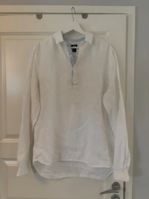 Vit skjorta - Säljer denna skjortan från h&m. Den har lite smuts fläckar på ärmen men det går nog bort i tvätten. Annars bra skick. Skriv om ni har några frågor. 