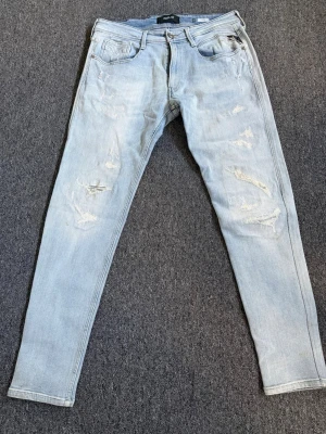 Replay Jeans - Replay jeans i stl 33. Cond 8.5/10. Nypris 2799, vårat pris 1099. Sjukt stilrena o schyssta jeans. Pris kan förhandlas vid snabb affär. Hör av dig vid minsta lilla fundering!👌🏻