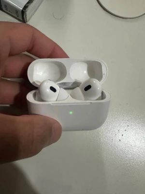 AirPods Pro  - Snygga vita trådlösa in-ear hörlurar med laddningsetui. Smidig och kompakt design som passar perfekt i fickan. Hörlurarna har en stilren look med rundade former och laddningsindikator på etuiet. Perfekta för musik, poddar och samtal.