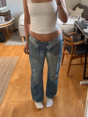 Blåa baggy jeans med låg midja - Jeansen har ingen lapp då dom är köpta begagnat så jag vet ej var dom är ifrån eller vilken storlek men skulle säga att de sitter som S. Dom är lite små för mig och det är därför dom ej är knäppta på bilderna. kolla gärna in min profil för bundle!💞💞