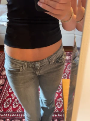 Ljusgrå low waist bootcut jeans! - Säljer ett par ljusblå jeans med låg midja i bootcut-modell. Köptes i storlek 158 men passar mig som oftast bär xs/s utmärkt!! Sömmen nertill har jag sprättat upp men tycker inte att det märks så mycket, (passar därmed längre ben)☺️