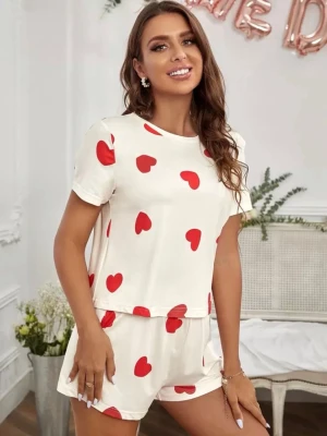 Vit pyjamas med röda hjärtan från Shein - Vit tvådelad pyjamas med röda hjärtan från Shein. Kortärmad t-shirt och matchande shorts. 