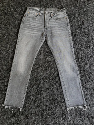 Levi’s 501 S Premium Grey Wash - Levi’s 501 S Premium Grey Wash  Säljer ett par Levi’s 501 S Premium i en snygg grå tvätt.  • Storlek: W32 L32 • Modell: 501 S Premium • Färg: Grey Wash • 100 % äkta. • Knappgylf.  Hör gärna av dig om du vill ha fler bilder eller mått. Skickas snabbt 