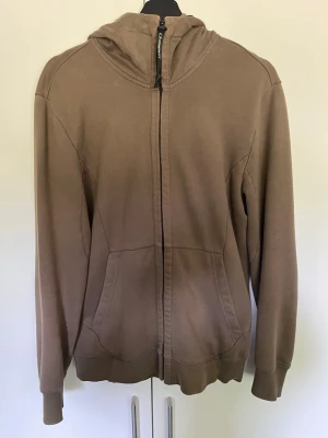 Cp.company hoodie - Säljer nu min cp.company hoodie, tröjan är en snygg mörkgrön färg med den klassiska goggles-luvan baktill, tröjan är i ett bra skick// bara hör av er om ni har frågor