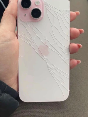  iphone 15 rosa  - SKRIV INNAN NI KÖPER!! Den är uppe på fler ställen så skriv innan köp!! Rosa iPhone 15. Den har lite sprucken baksida men det påverkar ingen av telefonens funktioner. Den har också en liten spricka på framsidan som knappt syns och inte heller påverkar några funktioner. Batterihälsan är på 87% så håller hela dagen. Skriv innan köp! Kan skickas via post eller ev hämtas upp i Tranemo eller Falkenberg. 