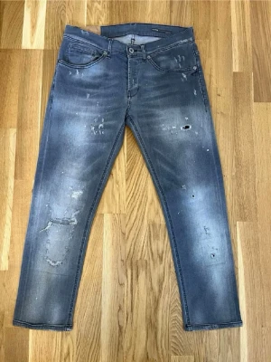 Dondup George Jeans - Tja! Säljer dessa sjukt feta och eftertraktade dondup jeans i mycket fint skick! Just denna modell är verkligen sjukt rare och går inte att få tag på! (Jeansen är uppsydda därför det billiga priset) mått längd 87, midja 39. Hör av er vid fler frågor🤝
