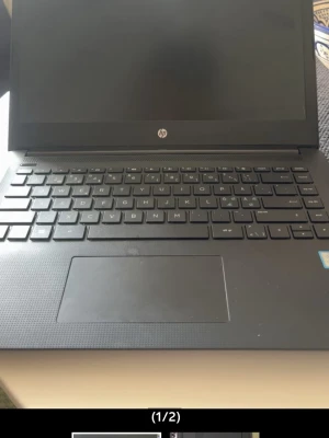 Svart HP bärbar dator - Säljer en svart bärbar dator från HP med stilren design. Tangentbordet är i fullstorlek och datorn har en stor touchpad. Ytan är matt och materialet känns robust. Perfekt för studier, surf eller jobb.