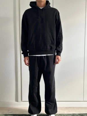 Weekday Set SOLD AS SET - Knappt använt set från weekday. Svarta raka mjukisbyxor tillsammans med en skön svart hoodie. Killen på bilderna är 182. Vid frågor tveka inte att höra av dig.