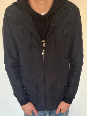 J.Lindeberg Jacka - J Lindeberg fieldjacka | Storlek xs, kan även passa S | Bra skick | Windbreakerish material så funkar bra inför hösten | Modellen på bilden är 185