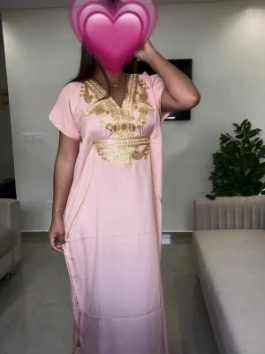 Rosa gandoora💗 - Klänningar är one size och är designade för att passa olika kroppstyper. På insidan finns ett justerbart band i midjan, så att du enkelt kan anpassa passformen🤍 Modellen är 165 cm