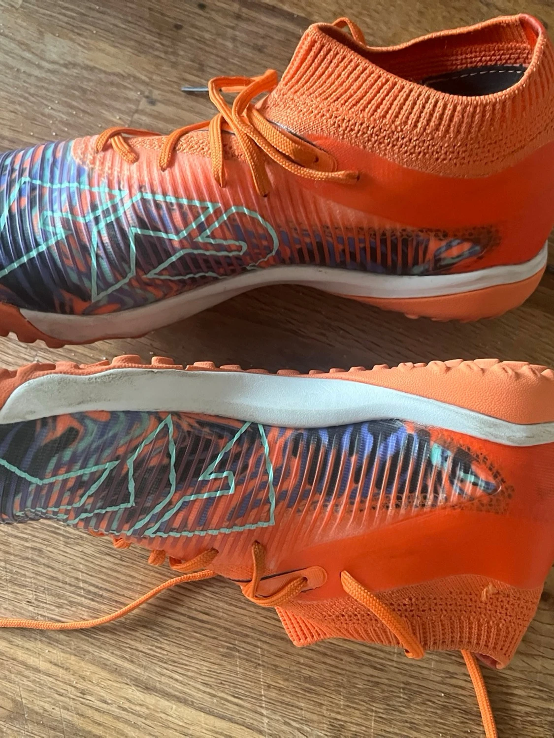 Orangea Puma fotbollsskor - 3