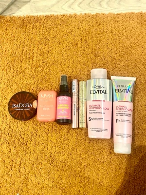 Skönhetspaket med smink och hårvård - Paket med IsaDora bronzing powder, NYX blush och setting spray, mascara samt L'Oréal Elvital Ultimate Glycolic Gloss schampo och balsam. Färger i brunt, rosa och guld. Perfekt för dig som vill ha både smink och hårvård i ett kit.    IsaDora Bronzing Powder * NYX Buttermelt Blush * NYX Plump Finish * NYX Electrolytes Setting Spray * Maybelline Sky High * L’Oréal Panorama Mascara * L’Oréal Elvital Glycolic Gloss Shampoo * L’Oréal Elvital Glycolic Gloss Conditioner