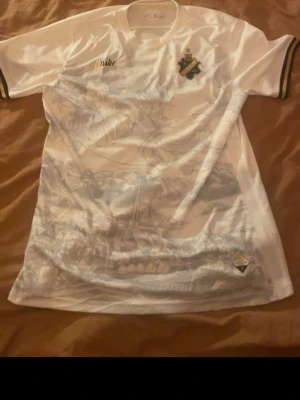 Vit AIK Stockholm Edition Tröja - Säljer en vit AIK 2023 Stockholms Edition tröja från Nike. Har används ett fåtal gånger men är endå i ett mycket bra skick.