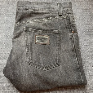 Dolce & Gabbana jeans - Jävligt feta jeans från Dolce & Gabbana till salu. Byxorna är i gott skick, inga defekter, slitningarna är design. Mer straight-fit, W32/L33 ish. Nypris över 8000kr. Skriv gärna för fler bilder eller info😁
